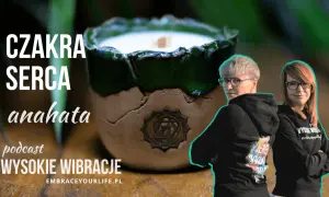 Podcast "Wysokie Wibracje" o tym, jak odblokować czakrę serca. Dwie osoby w bluzach z kapturem stoją obok siebie.