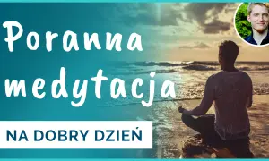 Poranna medytacja na dobry dzień. Mężczyzna siedzi na plaży, medytując o wschodzie słońca.