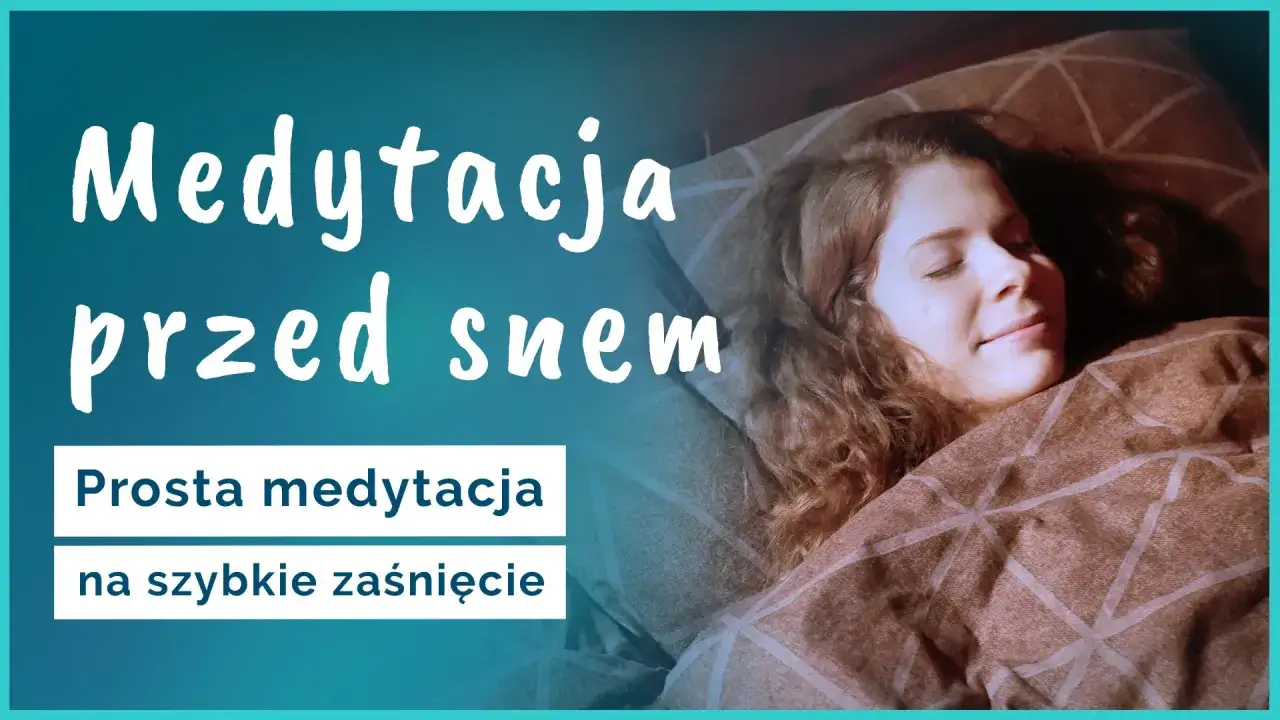 Kobieta odpoczywa pod kocem, ucząc się, jak medytować przed snem. Prosta medytacja na szybkie zaśnięcie.